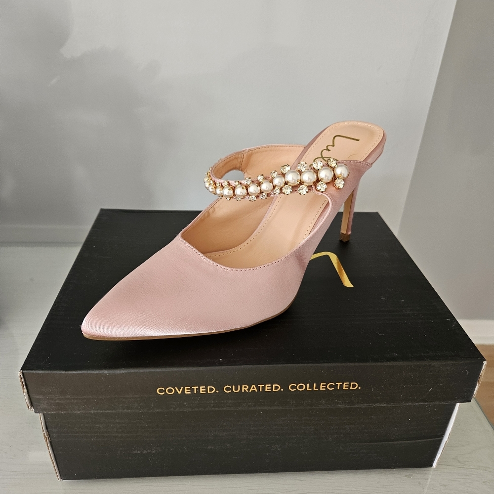 Elegant Pink Women's Shoes with Pearl Detailing